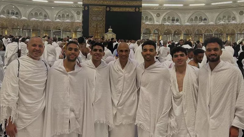 لاعبو بيراميدز يؤدون مناسك العمرة بعد مواجهة أهلي جدة