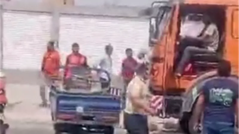 اتصالحوا بعد تداول الفيديو.. تفاصيل مشادة سائق نقل وعامل توصيل طلبات
