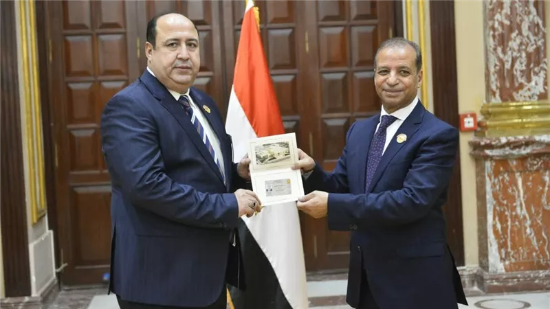 بعد تسليمه الكارنيه.. حسن جعفر: المصريين يصطفون خلف القيادة لمواجهة التحديات 