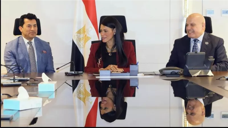 رئيس النيابة الإدارية يلتقي وزيري التخطيط والشباب لتعزيز التصويت الإلكتروني