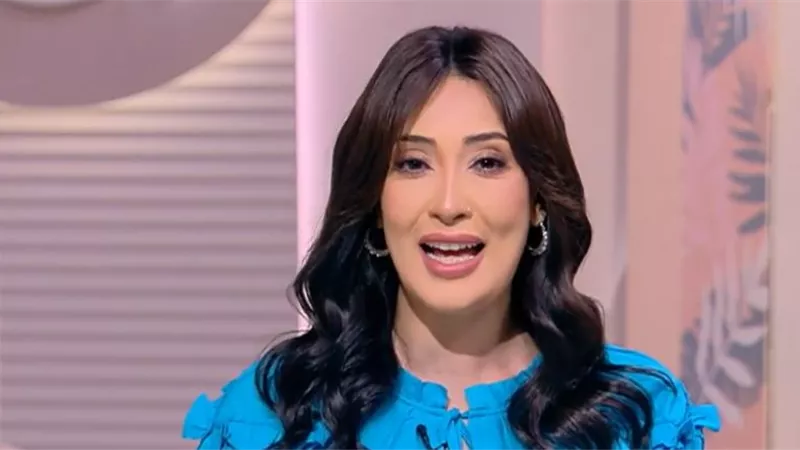 إيمان عز الدين لأنغام: حمد الله على سلامتك ونورتي المسرح والدنيا