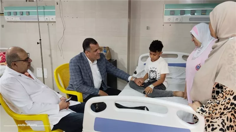 لمسة إنسانية.. وكيل تعليم دمياط يزور تلميذًا مريضًا بالمستشفى
