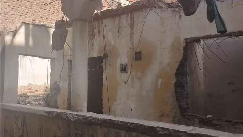 أصبح مأوى للأشباح والحشرات.. أهالي الزرقا بدمياط لهدم منزل مهجور وآيل للسقوط