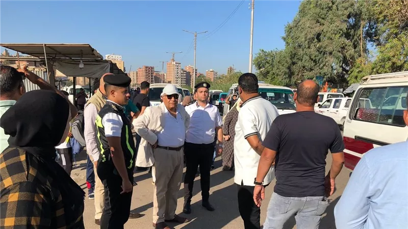 مفيش تقسيم خطوط.. محافظ الدقهلية في جولة مفاجئة بموقف سيارات جديلة بالمنصورة 