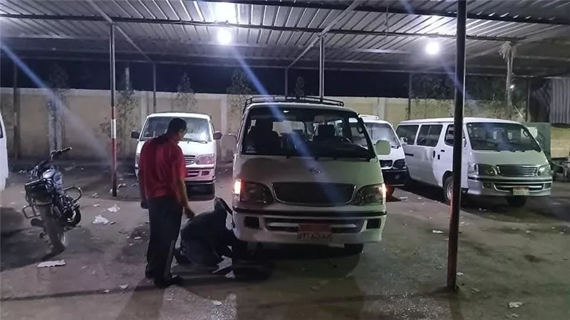 معاناة في فترات الذروة والليل.. مواطنون يشتكون من استغلال وجشع السائقين بـ قنا