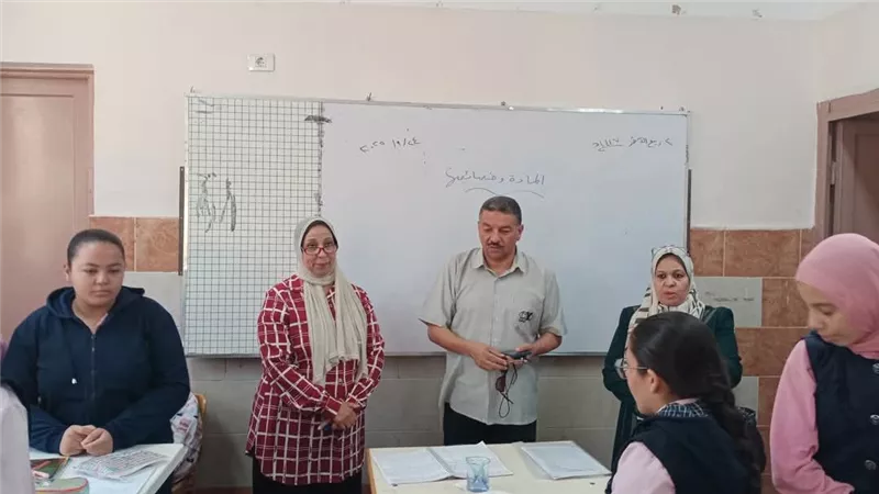 مدير عام تعليم نجع حمادي يتفقد الشهيدة ميار الإعدادية بنات (صور)