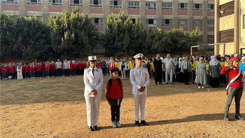 تكريم نجل أحد شهداء الشرطة بمدرسة نجيب محفوظ الرسمية للغات بشبرا الخيمة 