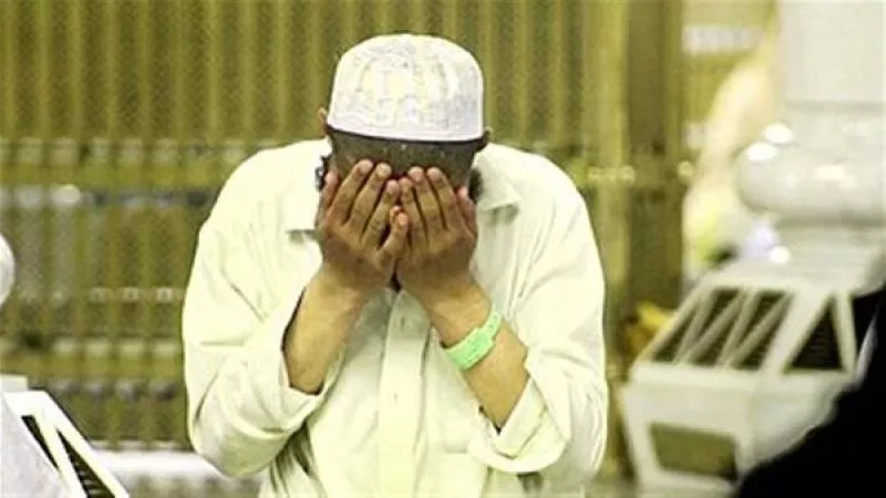 ما حكم رفع اليدين أثناء الدعاء ومسح الوجه بهما؟.. الإفتاء توضح