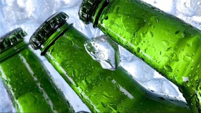 ما الحكم الشرعي في شراب البيرة .. وهل هناك فرق بينها وبين الخمر؟
