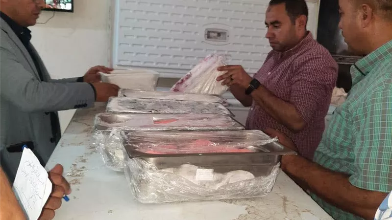 تموين السويس تحرر 81 محضرا متنوعا في حملات رقابية علي الأسواق والمحال التجارية