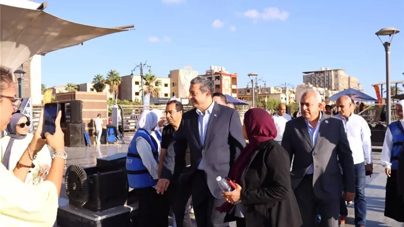 منتجات دمياطية وقناوية.. محافظ دمياط يتفقد معرض 