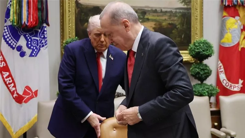 في لقطة عفوية.. ترامب يسحب الكرسي لأردوغان في البيت الأبيض