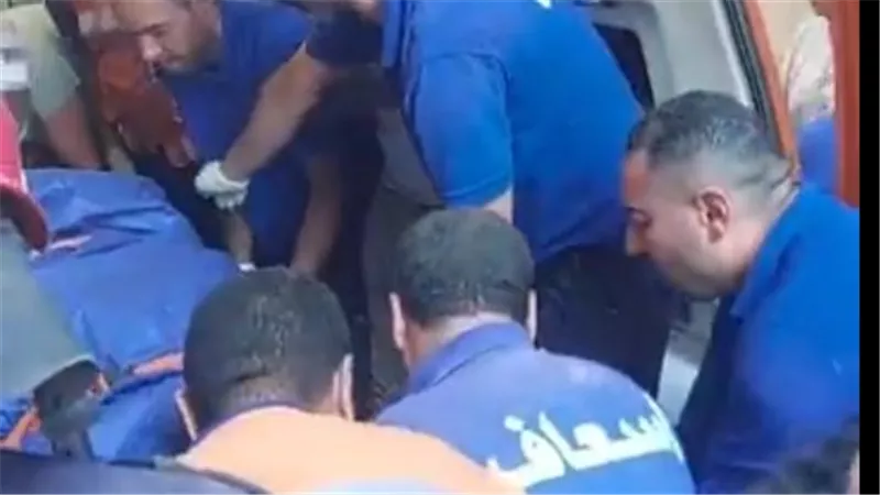 خرج حيا من وسط النار.. انتشال أحد أفراد الحماية المدنية من حريق مصنع المحلة
