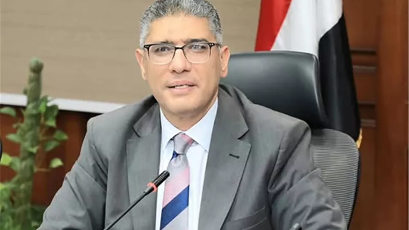 محافظ الجيزة: بدء تطبيق المواعيد الشتوية لفتح وغلق المحال العامة من اليوم  
