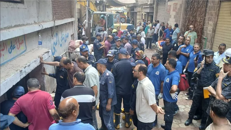 دماء ودموع ودخان.. 5 مشاهد مأساوية من حريق مصنع المحلة بالغربية