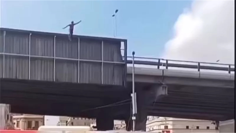 مهتز نفسياً ينجو من الموت بعد قفزه من كوبري العتبة.. مصدر أمني يكشف التفاصيل