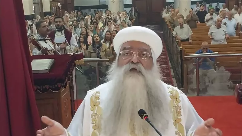 أحتفالاً بعيد الصليب المجيد..مطران دشنا يصلي القداس الالهي بحضور كهنة الكنيسة 