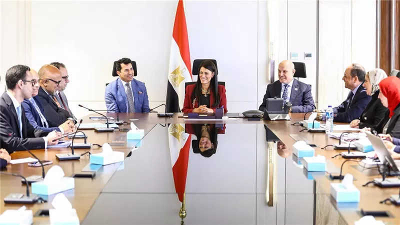صبحي يلتقي وزيرة التخطيط والتنمية الاقتصادية ورئيس هيئة النيابة الإداراية