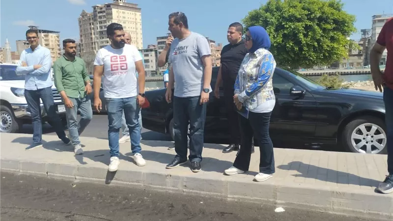 محافظ دمياط يتابع أعمال رصف طريق السنانية ويوجه بسرعة إنجاز المشروع