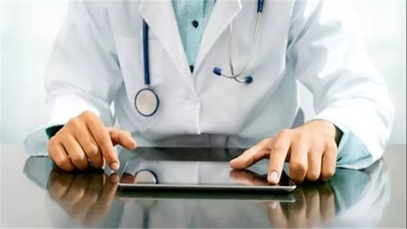 ما حكم ترك الطبيب صلاة الجمعة والجماعة من أجل علاج المرضى؟
