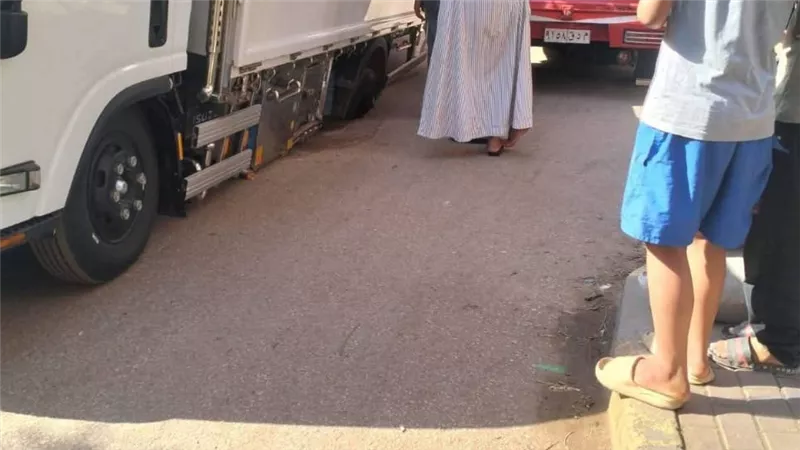 هبوط أرضي مفاجئ عند مدخل بوابة درب زهران بسرس الليان بالمنوفية