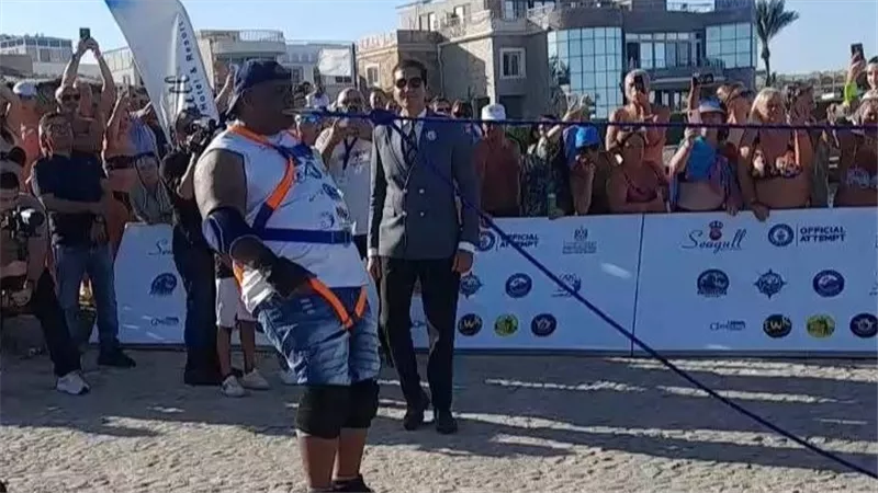 سحب سفينة وزنها 700 طن بأسنانه.. أشرف كابونجا ينجح في تحطيم الرقم القياسي