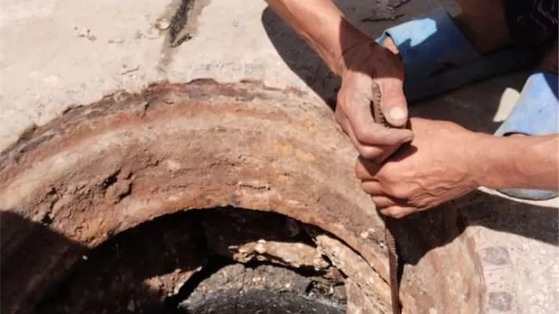 رئيس مياه القناة: استخراج أجولة رمال من بالوعات الصرف الصحي أثناء التطهير