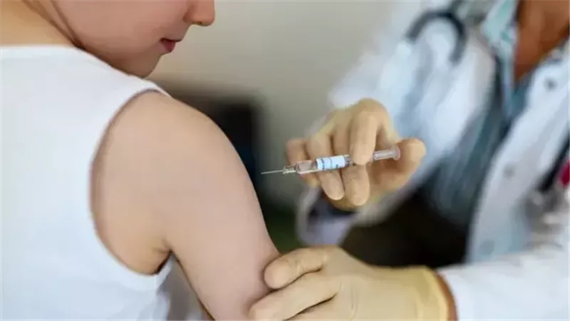 جدول التطعيمات الدورية لطلاب المدارس 2025.. أنواع اللقاحات وإرشادات مهمة