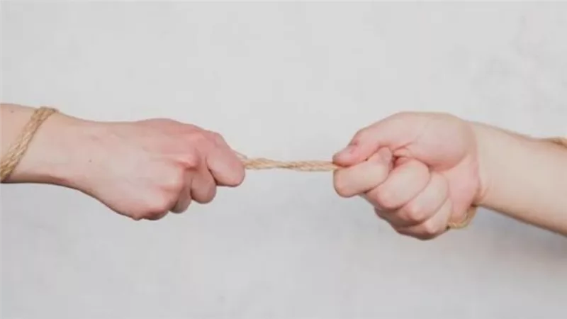 من اللقاء الأول.. إشارات تدل على أن الرجل ضعيف الشخصية 	