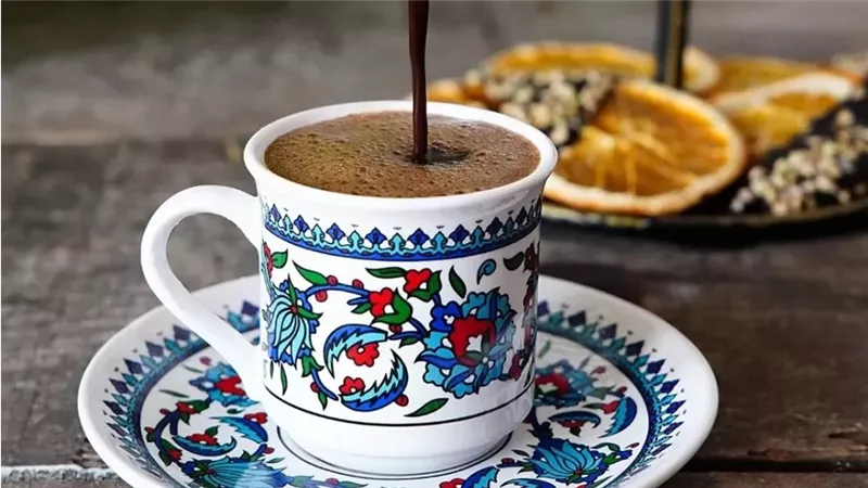 تناول القهوة مساء يؤخر النوم ويؤثر على الساعة البيولوجية