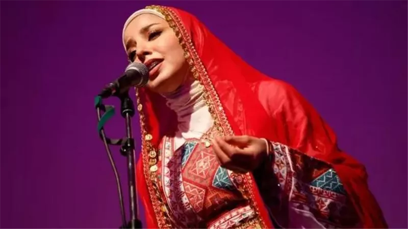 العلاج بالموسيقى.. طالبة طب تُدخل البهجة والسرور لمرضاها بالغناء