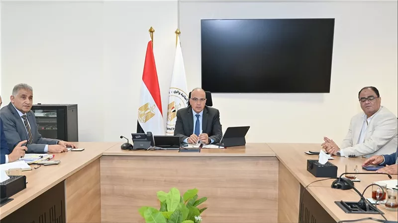 وزير الرى يتابع أعمال الصيانة والتأهيل الجارية لحائط رشيد البحرى 