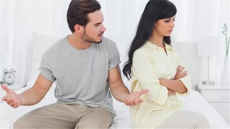 هل يجوز للزوج معاقبة زوجته على ترك الصلاة أو الحجاب بحرمانها من النفقة؟