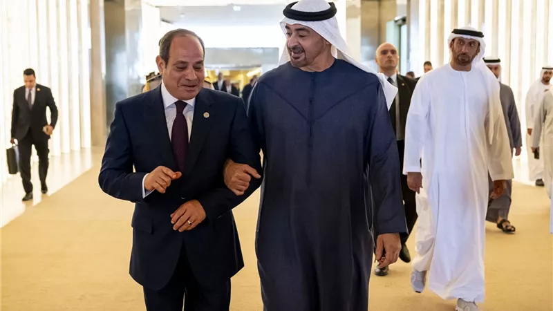 محمد بن زايد يصل القاهرة في زيارة أخوية.. والرئيس السيسي في مقدمة مستقبليه