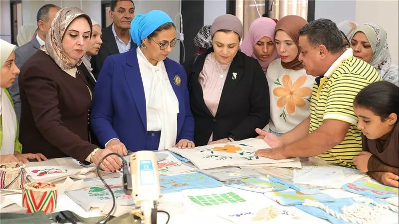 رئيسة المجلس القومي للمرأة أمل عمار ووفد المجلس يتفقدان مشغل تدريبي بالدقهلية