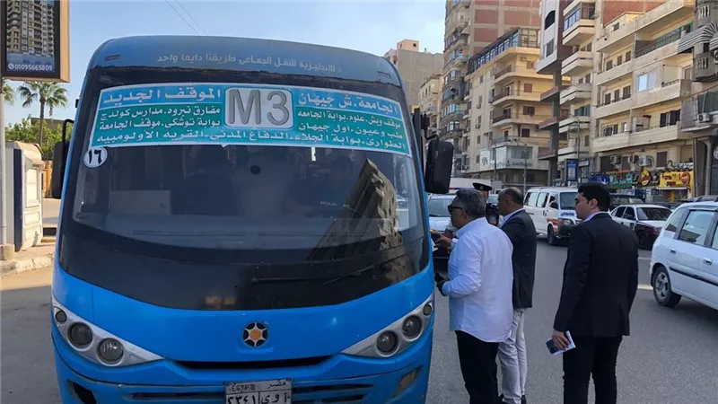 محافظ الدقهلية يتابع حركة السيارات الأجرة بشارع المشاية بالمنصورة 