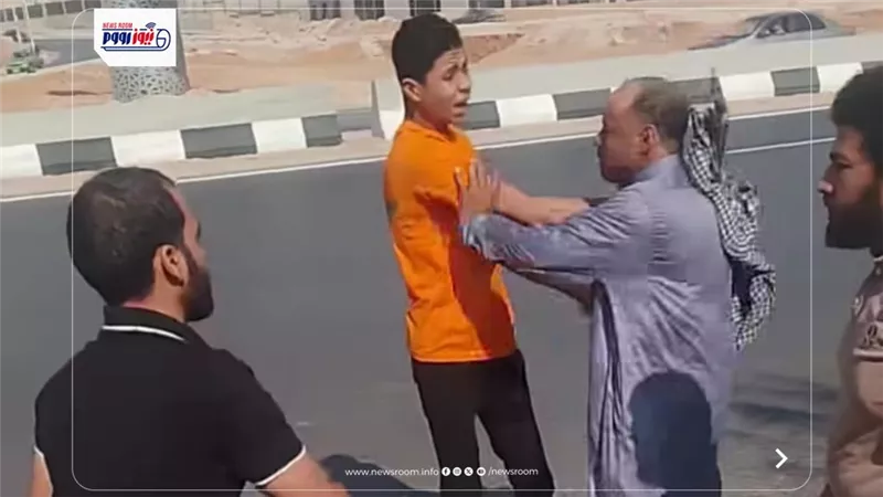 الأمن يفحص فيديو تعدي سائق ميكروباص على راكب بسبب الأجرة بطريق الفيوم القاهرة