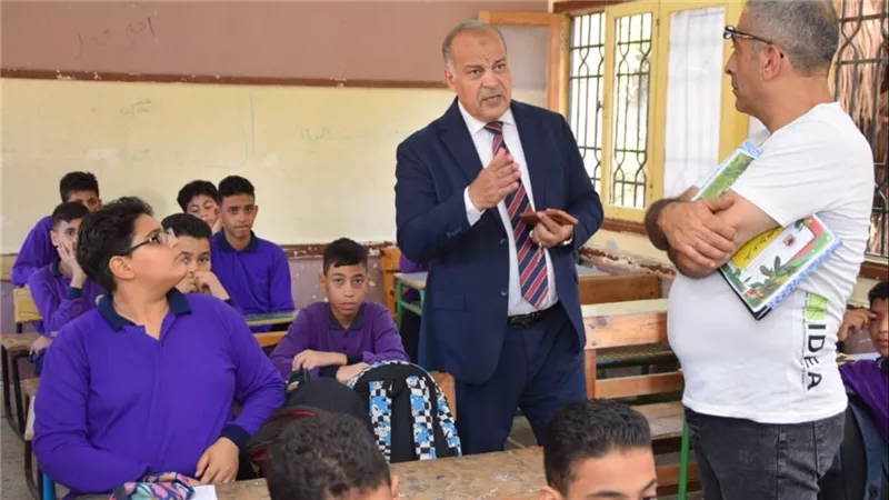وكيل تعليم بورسعيد يتفقد عدد من مدارس إدارة الزهور لمتابعة انتظام الدراسة