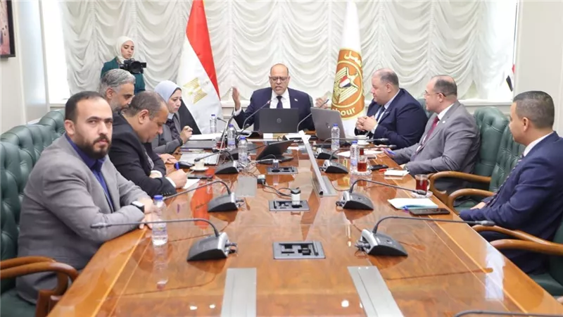 وزير العمل يشهد تسليم 700 عقد عمل معظمهم لـ