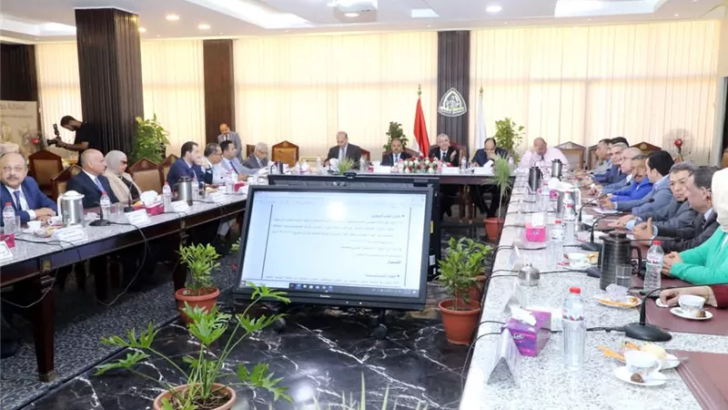 محافظ الشرقية يُشارك اجتماع مجلس جامعة الزقازيق ويشيد بدور الجامعة التعليمى