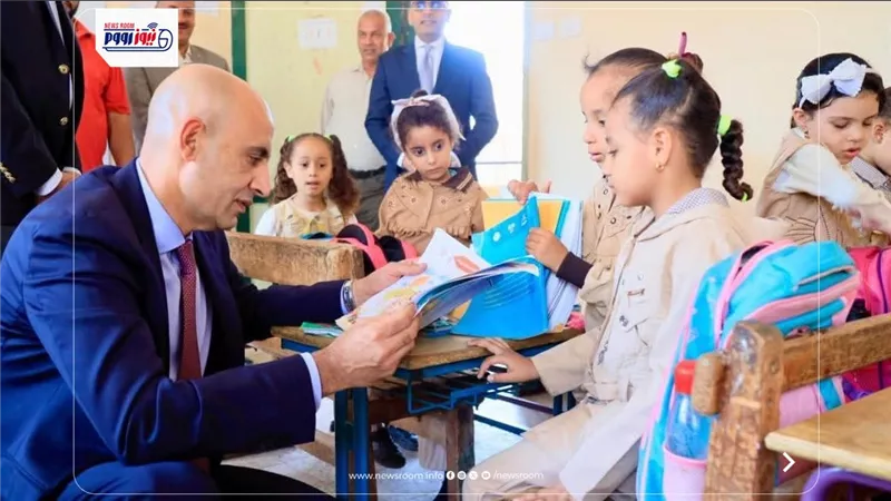 ماسك الكتب بإيده.. وزير التعليم من المنيا: يجب التركيز في المرحلة الابتدائية