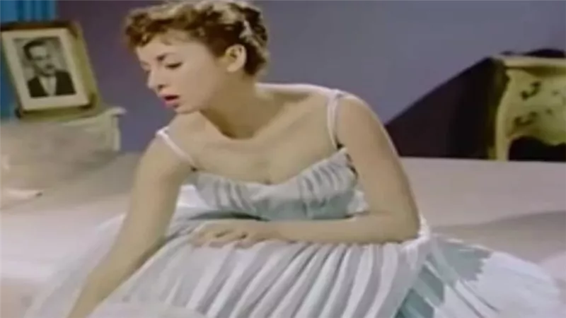 سيدة الشاشة العربية فاتن حمامة.. رمز الأناقة الذي لا يزول 	