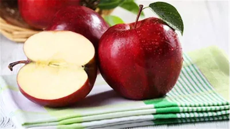 ماذا يحدث عندما تبدأ يومك بأكل التفاح على معدة فارغة؟