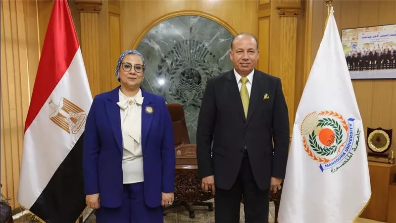 أمل عمار رئيسة المجلس القومي للمرأة في زيارة لجامعة المنصورة 