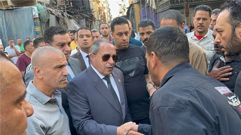 محافظ بورسعيد يقدم واجب العزاء لأسرة ضحية حريق شارع الحميدي بحي العرب