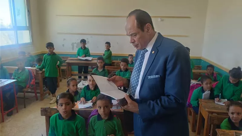 وكيل تعليم السويس يواصل جولاته الميدانية لمتابعة عمل المدارس بحي الجناين