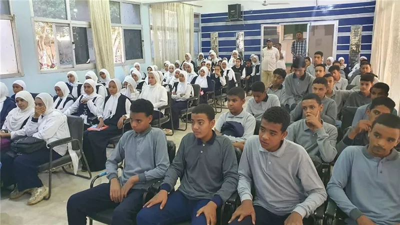 وكيل تعليم الأقصر يلتقي طلاب الثانوية بالطود والقرنة لشرح تفاصيل نظام البكالور