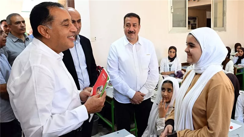 زيارة مفاجئة..رئيس الوزراء يغير مسار جولته لتفقد مدرسة فاطمة الزهراء الإعدادية