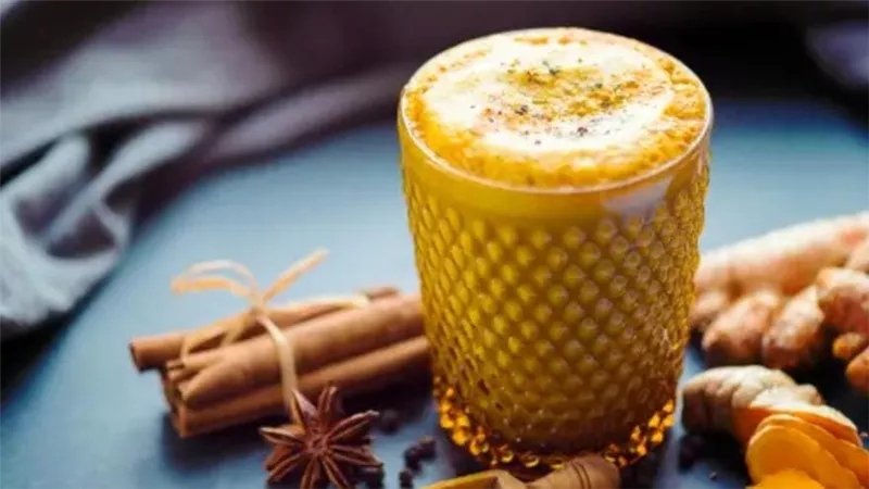 لماذا يجب أن تشرب كوب من حليب الكركم قبل النوم؟ 7 فوائد مذهلة