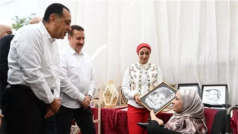 بترسم بقدمها.. رئيس الوزراء يوجه بتوفير فرصة عمل لفتاة من ذوي الهمم بالمنوفية